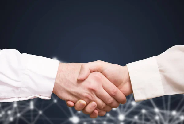 技術の抽象的な背景に 2 人のビジネスマンの握手 — ストック写真