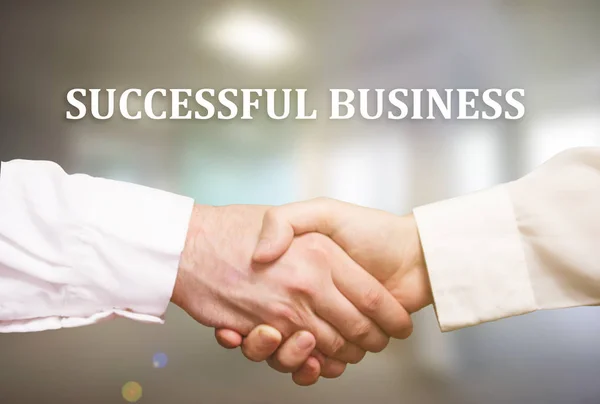 Handshake de negócios e pessoas de negócios com uma inscrição de negócios bem sucedidos — Fotografia de Stock