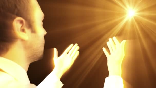 Bir adam elinde ilahi ışık çizilir — Stok video