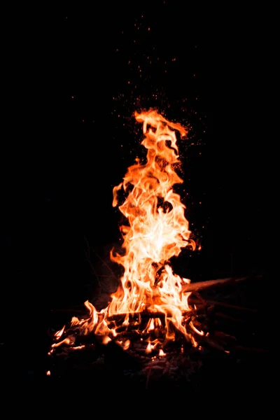 Kamin mit Funken in dunklen Bergen — Stockfoto