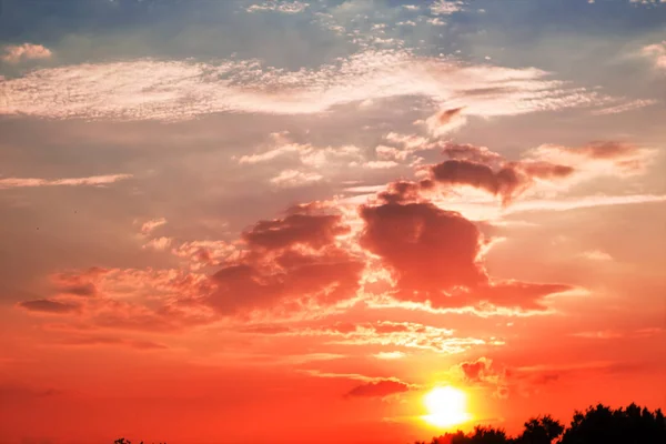空の明るいカラフルな美しい夕焼け雲 — ストック写真