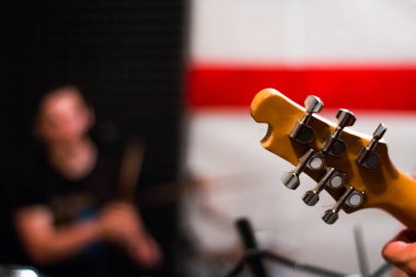 Bir adamın arka plan, prova grup gitar gitar yakın çekim