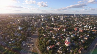 Otoyol ve Üstgeçit otomobil ve kamyon ile hava Drone uçuş fotoğraf. Büyük şehirde yol kavşağı. Üstten Görünüm.