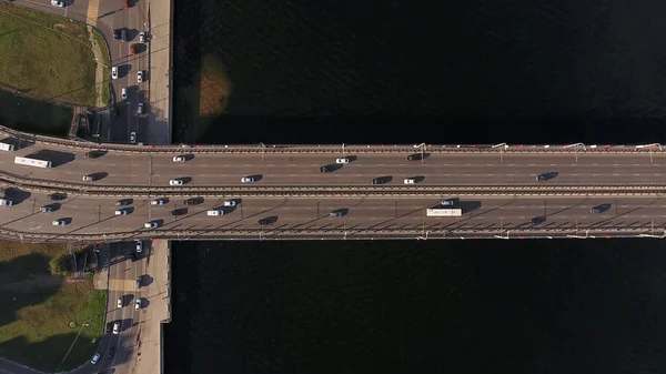 Blick aus der Luft auf das Wasserkraftwerk mit Kreuzungen und Straßen, Häusern, Gebäuden, Parks und Parkplätzen, Brücken. Hubschrauberschuss. Panoramabild. — Stockfoto