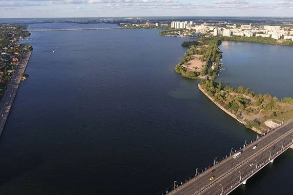 Foto del puente con la ciudad y el río desde la altura del látigo del pájaro —  Fotos de Stock