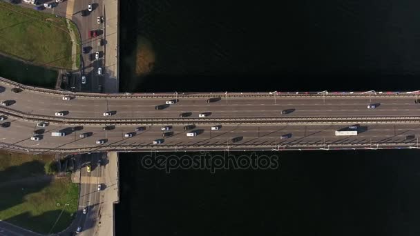 Vista de cima para baixo da ponte com intenso tráfego sobre a água. Tiro aéreo — Vídeo de Stock