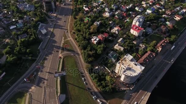 Aerial 4k: europeisk stad vid soluppgången. Ny dag — Stockvideo