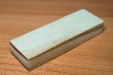 Ahşap bir masa üzerinde ahşap geometrik şekiller