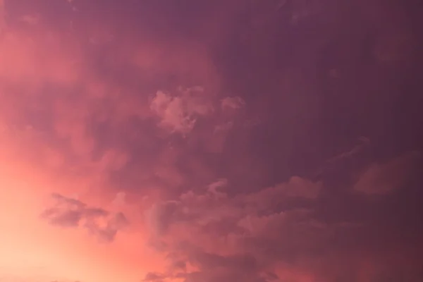カラフルなトワイライト夕暮れ雲と夕焼け空 — ストック写真