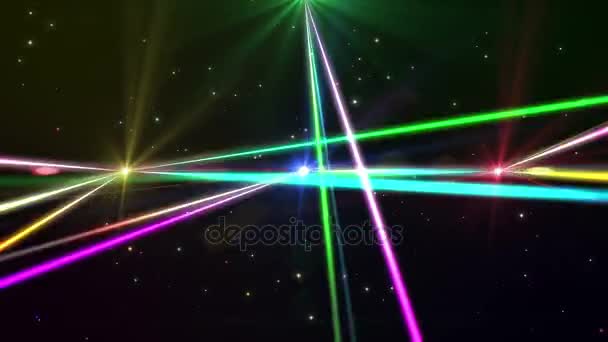 Laser montrent des rayons multicolores de lumière dans l'obscurité en discothèque. avertissement, faisceaux laser dangereux pour le capteur de caméra — Video