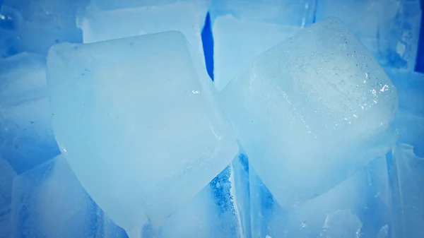 Крижані абстрактні кубики льоду в синій мисці — стокове фото