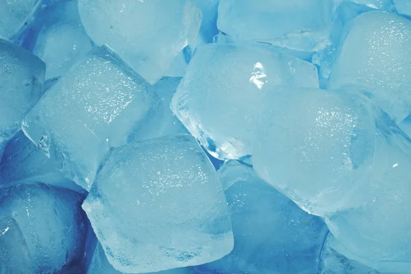 Крижані абстрактні кубики льоду в синій мисці — стокове фото