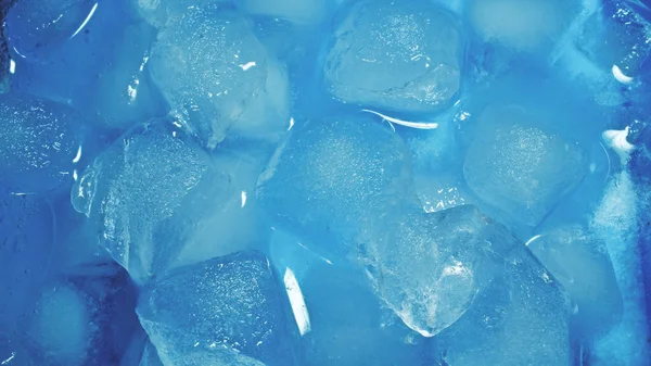 Eiswürfel in blauer Schüssel — Stockfoto
