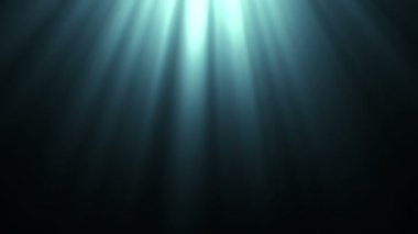 Hava kabarcıkları yukarı yüzen ve suda parlayan güneş ile sualtı manzara.