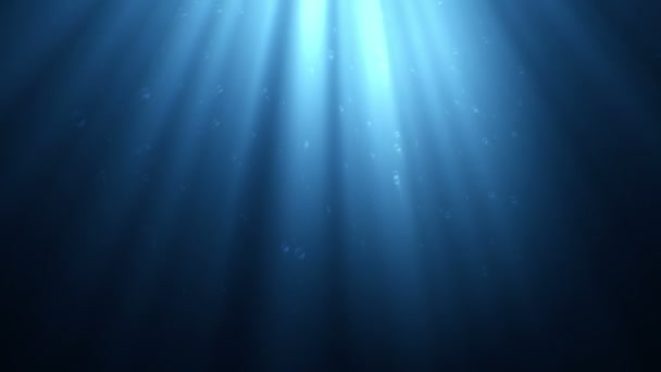 Подводная сцена с пузырьками воздуха, плывущими вверх, и солнцем, сияющим через воду . — стоковое видео