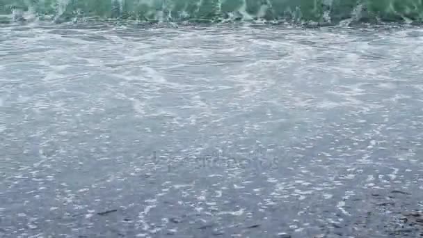 Olas en el mar por la mañana después de una tormenta — Vídeos de Stock