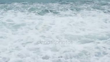 Sabah bir fırtına sonra denizde dalgalarda