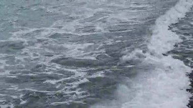 Sabah bir fırtına sonra denizde dalgalarda