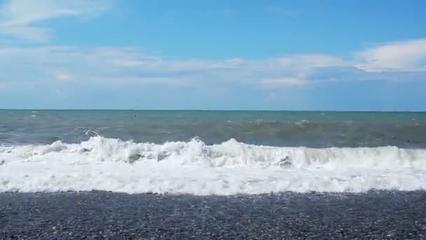 Olas en el mar por la mañana después de una tormenta — Vídeos de Stock