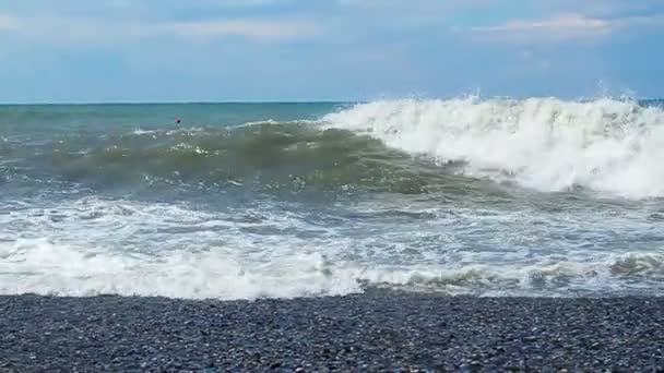 Большие волны в море в замедленной съемке — стоковое видео
