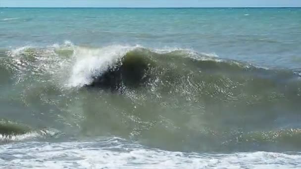 Grandes vagues dans la mer au ralenti 