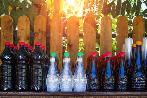 Yeşil ev üretim arka planı farklı alkollü içecekler