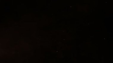 Parlak turuncu akkor lambalar yanar boyunca desen duvar