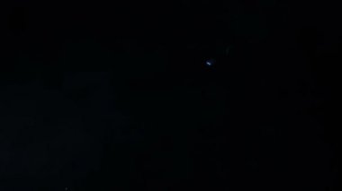 Parlak mavi akkor lambalar yanar boyunca desen duvar