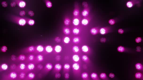 明るい投光照明が点滅します。紫。オンとオフのライトのセット. — ストック動画