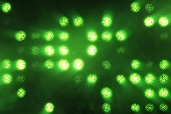 A parede de lâmpadas incandescentes verdes brilhantes ilumina-se ao longo do padrão — Fotografia de Stock