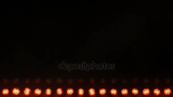 Projecteurs brillants et allumés et éteints .