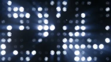 Yanıp sönen parlak projektörler