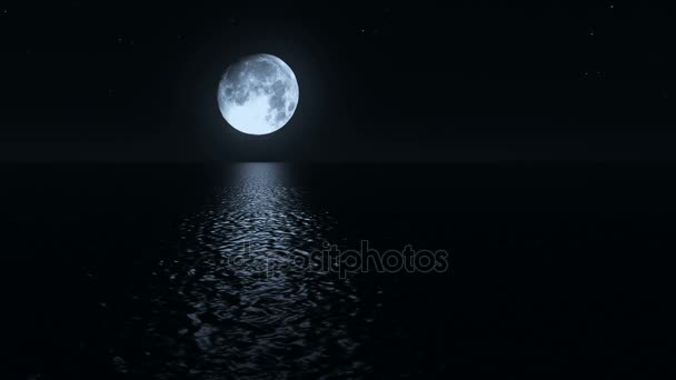 Camino de la luz de la luna con baja luna tonta sobre el mar — Vídeos de Stock