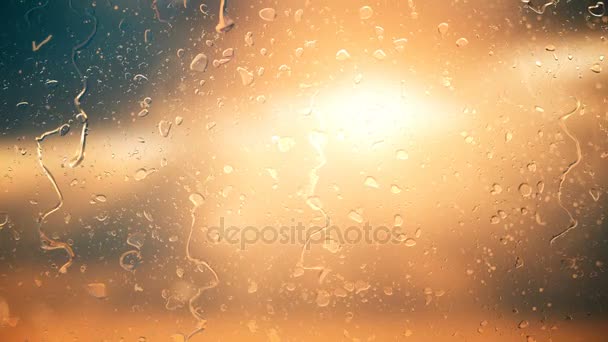 Solen i molnen lyser igenom glaset i regn dropparna — Stockvideo