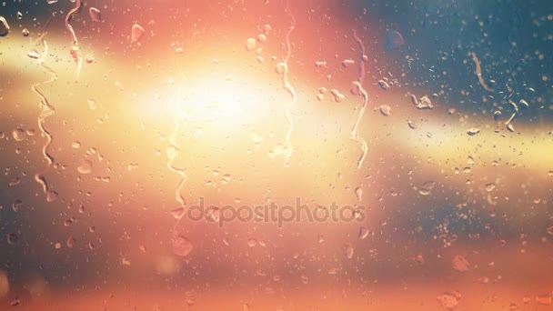El sol en las nubes brilla a través del cristal en las gotas de lluvia — Vídeos de Stock