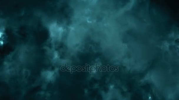 Vliegen door de stormachtige wolken verlicht met bliksemschicht flash — Stockvideo