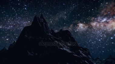 Yıldız Samanyolu gecenin dağlar zaman atlamalı yukarıda. Nasa tarafından döşenmiş bu görüntü unsurları