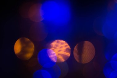 Mavi ve gümüş parıldayan ampullerin soyut bulanıklığı arka plan ışıkları: Noel duvar kağıdı dekorasyonlarının bulanıklığı. xmas bayram festivali arkaplanı: ışıltı çemberi aydınlatma kutlamaları.