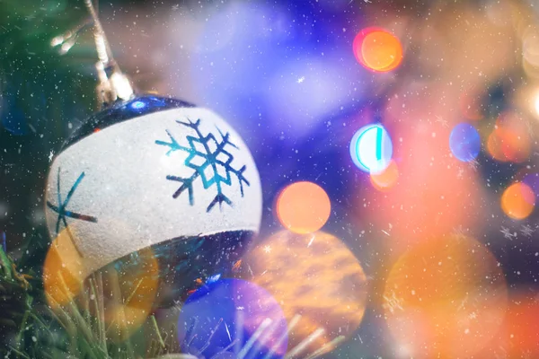 Boże Narodzenie ball na gałęzi świerka z niewyraźne lights wianek bokeh na Sylwestra. Boże Narodzenie tło — Zdjęcie stockowe