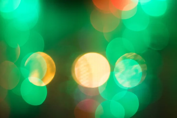 Mavi ve gümüş parıldayan ampullerin soyut bulanıklığı arka plan ışıkları: Noel duvar kağıdı dekorasyonlarının bulanıklığı. xmas bayram festivali arkaplanı: ışıltı çemberi aydınlatma kutlamaları. — Stok fotoğraf