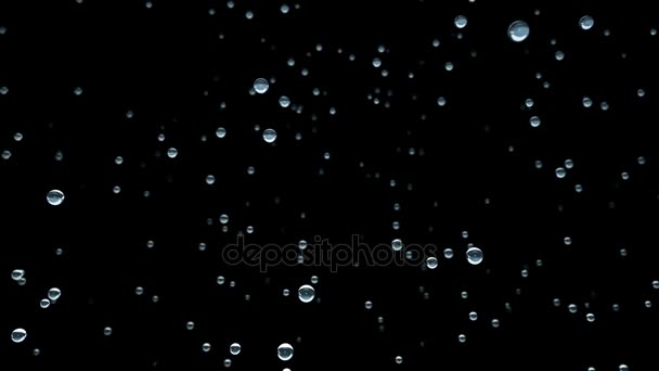 Gotas de agua congeladas en el espacio sobre un fondo negro, animación perfecta del vuelo de la cámara — Vídeos de Stock