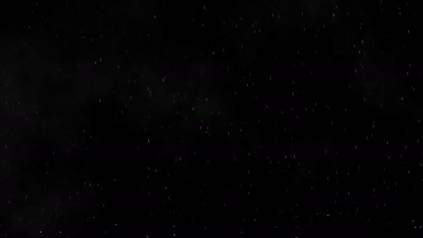 Des gouttes de pluie tombent et éclaboussent dans la pulvérisation sur le sol, fond noir 