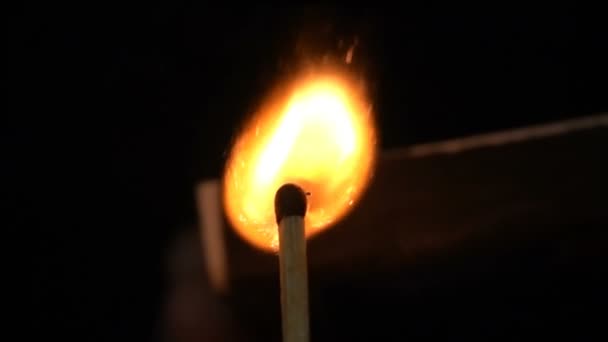 Hořící zápas, jasné světlo ohně v pomalém pohybu — Stock video