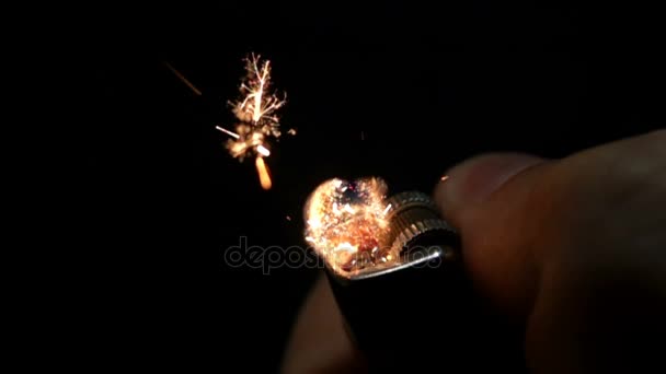 À l'aide d'un briquet main sur un fond noir, au ralenti 