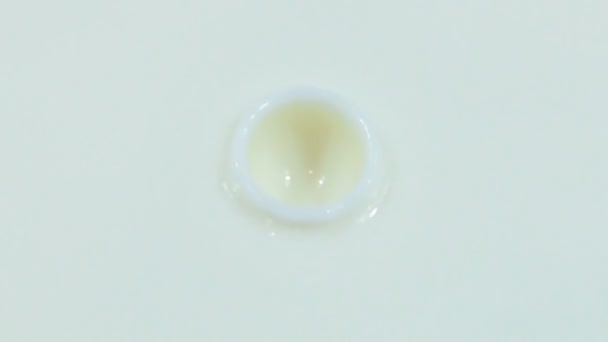 Una gota de leche en cámara lenta con un spray — Vídeos de Stock