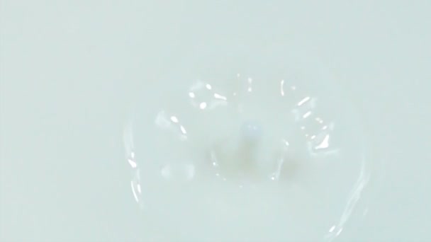 Dwa opadające krople mleka w zwolnionym tempie z spray — Wideo stockowe
