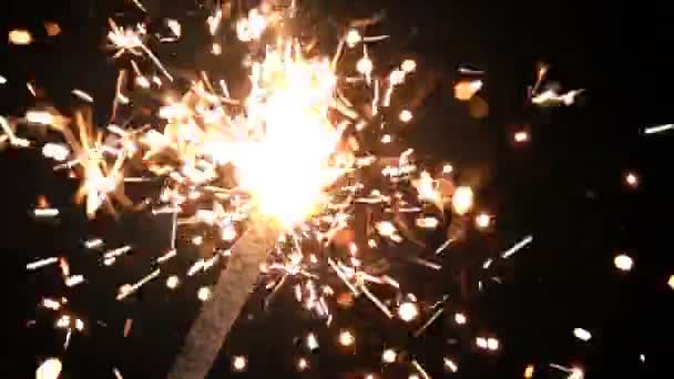 Extremo close-up de fogo de Bengala em um fundo preto queimando em câmera lenta — Vídeo de Stock
