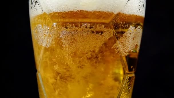 Pouring fresh beer into a glass mug in slow motion — Stock Video