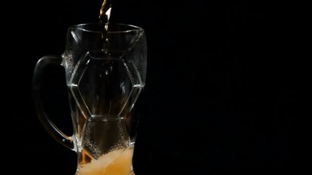 Pouring fresh beer into a glass mug in slow motion — Stock Video