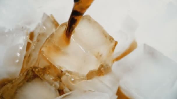 Verter cola en hielo en cámara lenta — Vídeo de stock